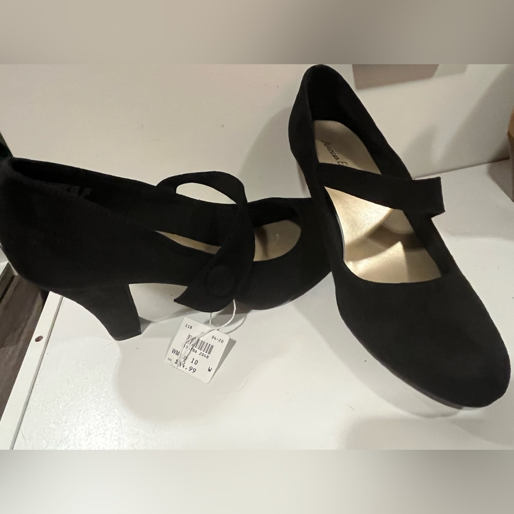 American Eagle by Payless black suede Mary Jane pumps, NWT, size 10W women’s